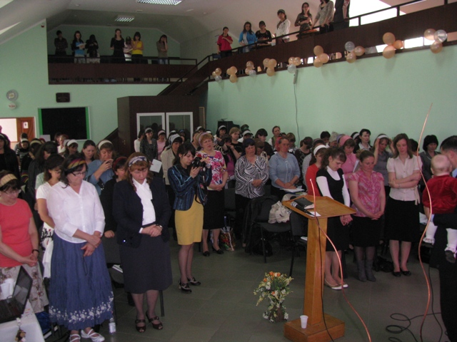 primind binecuvântarea prin rugăciune de la episcopul Ion Miron primind binecuvântarea prin rugăciune de la episcopul Ion Miron