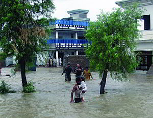 p18_d14_pakistan_floods_rescue_sm