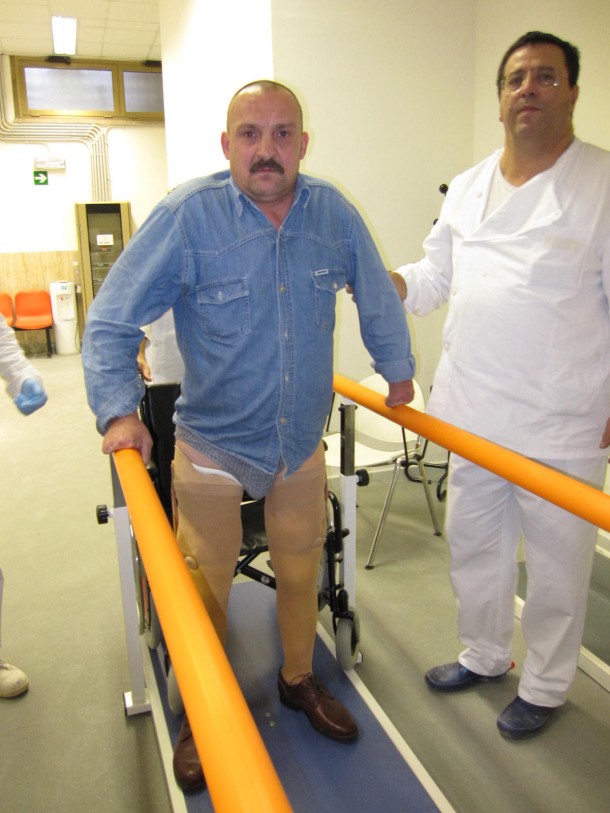 Dupa 9 ani Ion merge acum din nou cu ajutorul protezelor