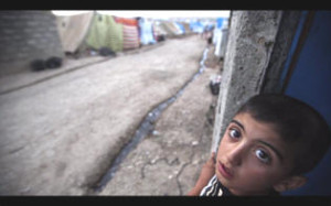 Un băieţel în sat via assistnews.net