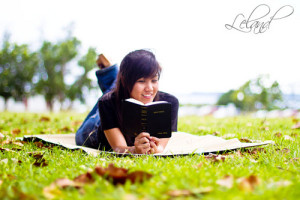 girls-reading-bible