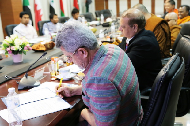 04. Thailand_Religious leaders signing on peaceagreeement at the peace office forum