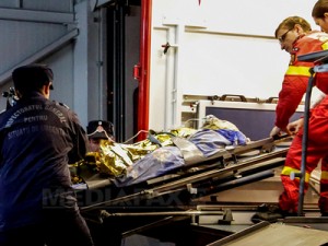 CROP_O victima a incendiului de la Club Colectiv este preluata, sambata 31 Octombrie 2015, de medicii Spitalului de Urgenta Floreasca din Capitala. ANDREEA TANASE/MEDIAFAX FOTO