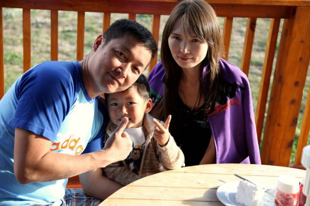 21. Joe Koo, soția și băiatul