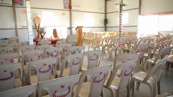 Creştinii dintr-o tabără de refugiaţi au scris litera arabă N folosită de ISIS pentru nazarinean (creştin) pe scaune în semn de onoare.