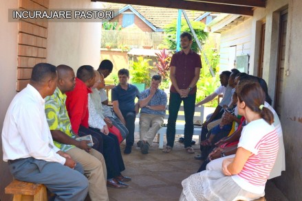 Pastorul Vasilică Croitor încurajează păstorii din Biserica malgașă