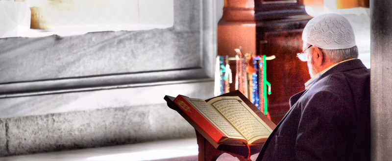 ManPrayinginMaluMosque_Photolupi_CC_800x400_banner