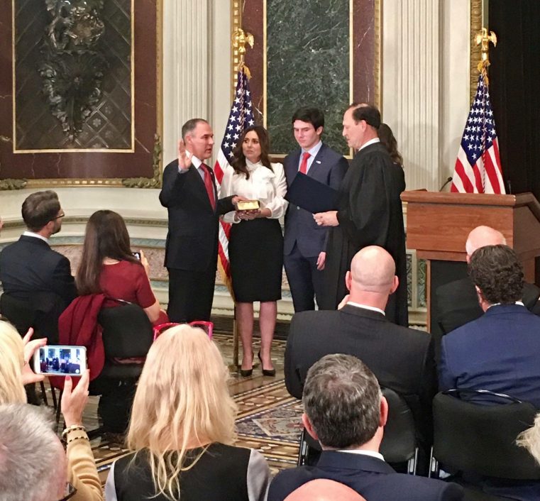 Credinciosul baptist Scott Pruit, confirmat la conducerea Agenției americane de mediu