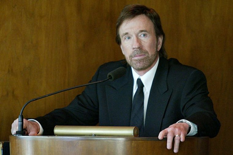 Chuck Norris – Citirea Bibliei m-a adus din nou la Hristos