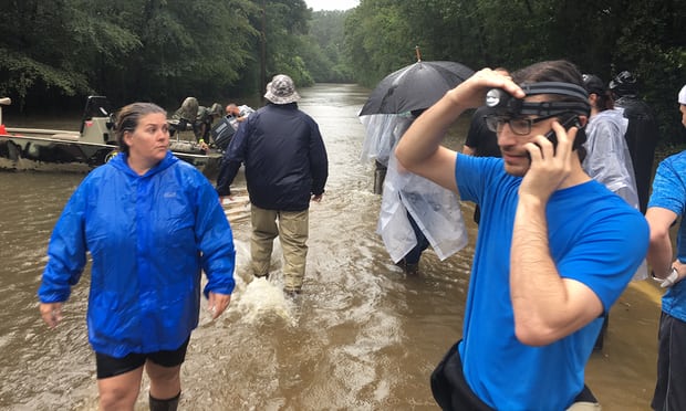 Dale Montalban, în dreapta. Fotografia: Rory Carroll pentru The Guardian