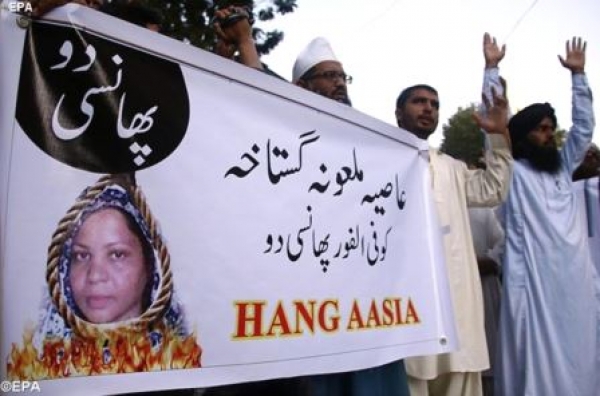PAKISTAN: Islamiștii radicali au ieșit în stradă: “Omorâți-o pe Asia Bibi !”