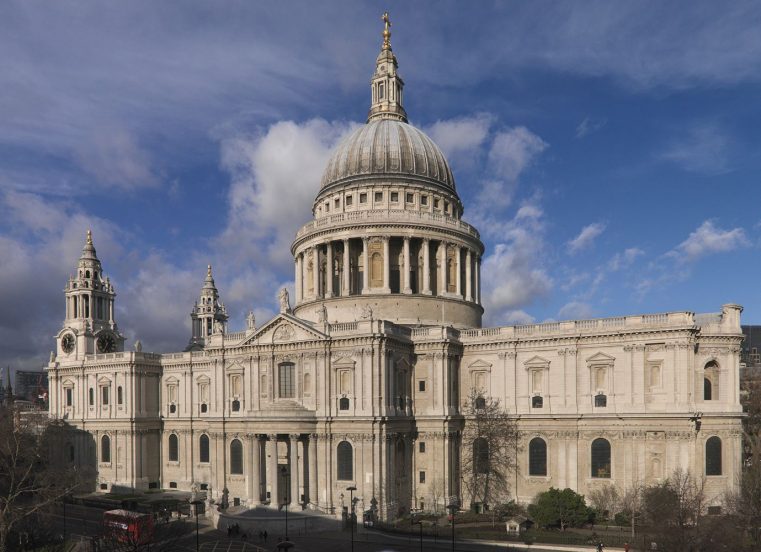 Bărbat arestat la Londra pentru că citea Biblia în faţa catedralei St. Paul