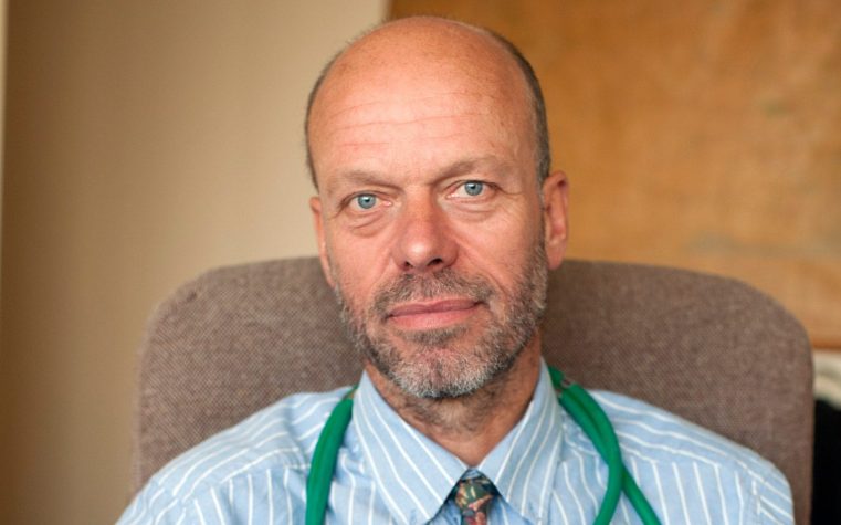 Un doctor creștin în pericol să-și piardă slujba pentru că se roagă cu pacienții