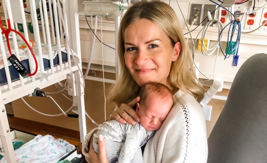 O minune în carne și oase: A fost diagnosticată cu COVID19 și și-a născut fiica în comă