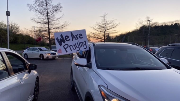 Creştinii din SUA vin cu autoturismele în preajma spitalelor pentru a se ruga pentru medici şi pacienţi