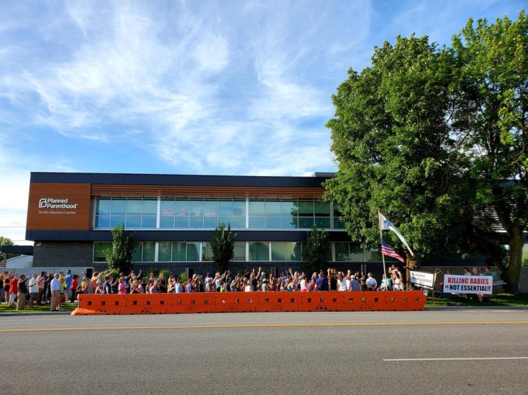 O biserică din SUA ține slujbe în faţa unei clinici de avort