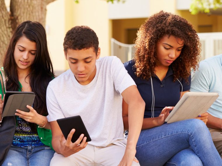 Tinerii creştini se simt însinguraţi deşi sunt mai conectaţi ca niciodată