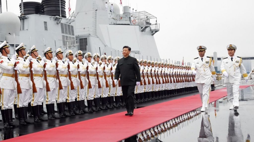 Preşedintele Xi Jinping la o paradă a marinei