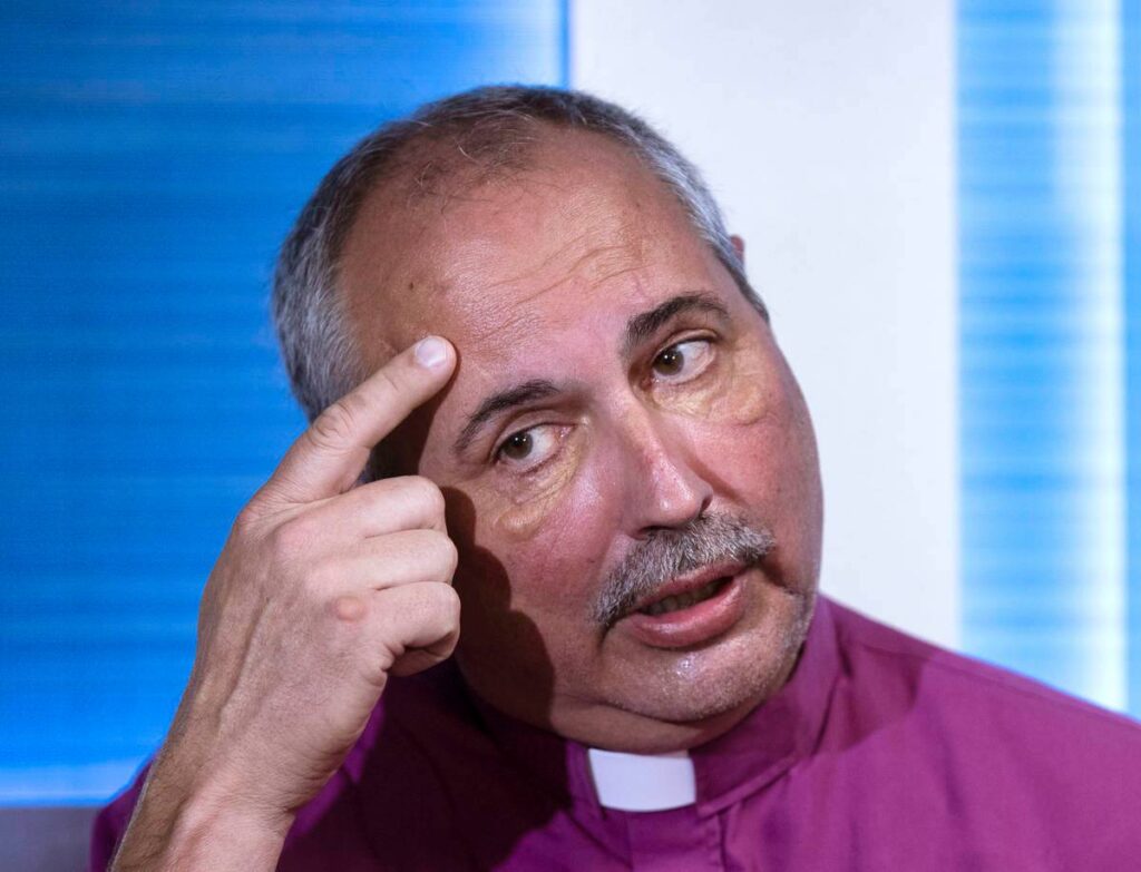 Pastor recunoscător celor care i-au salvat viaţa după ce a căzut victimă unui atac cu cuţitul