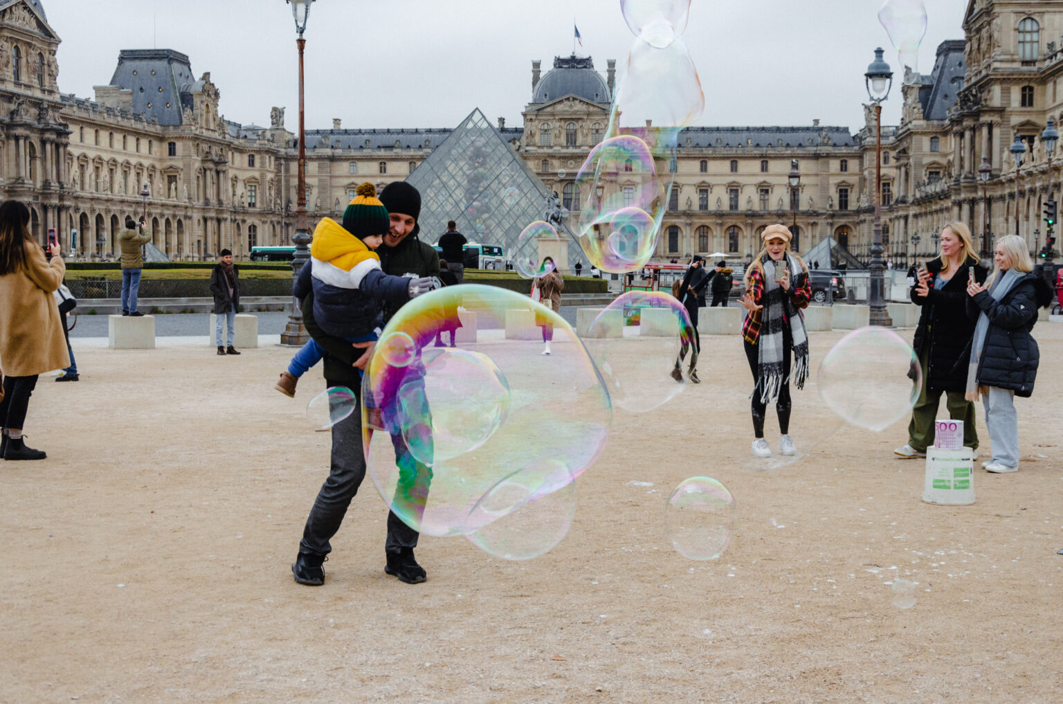 Mana de luni: Monumente sau amintiri?