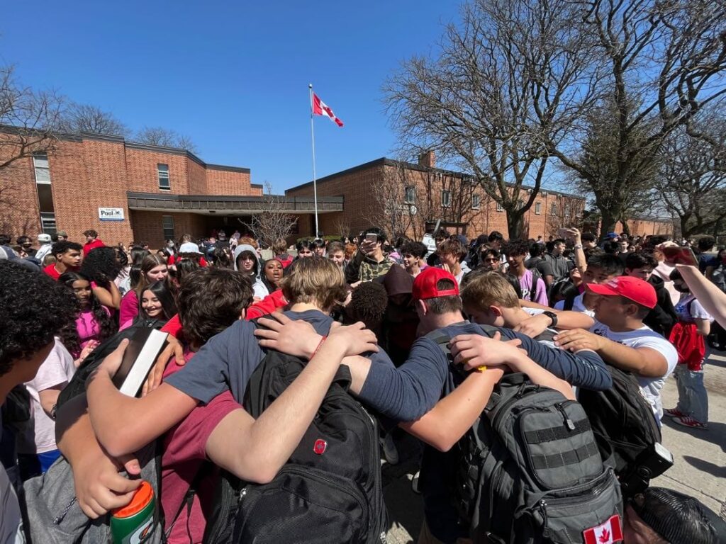 Adolescent canadian arestat pentru că distribuia Biblii într-un loc public