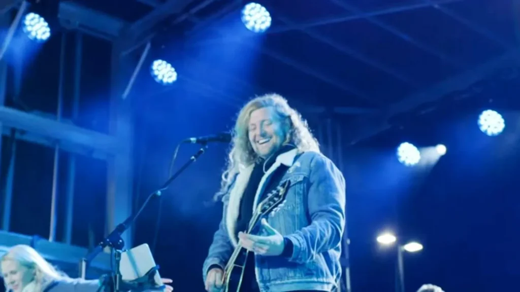 Un bărbat care a furat chitara unui cântăreț creștin îl acceptă pe Isus și se botează