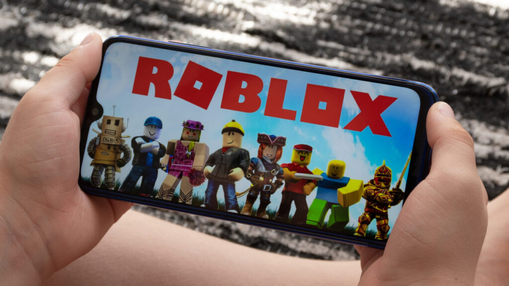 Platforma Roblox este acuzată că expune copiii la jocuri cu tentă sexuală și îi face țintă pentru prădătorii online