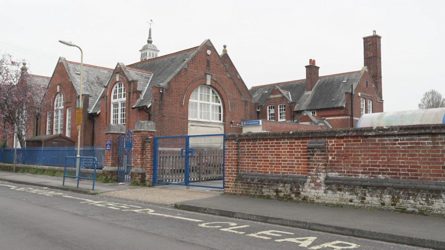 Proteste la o școală din Marea Britanie din cauza anulării festivităților de Paște