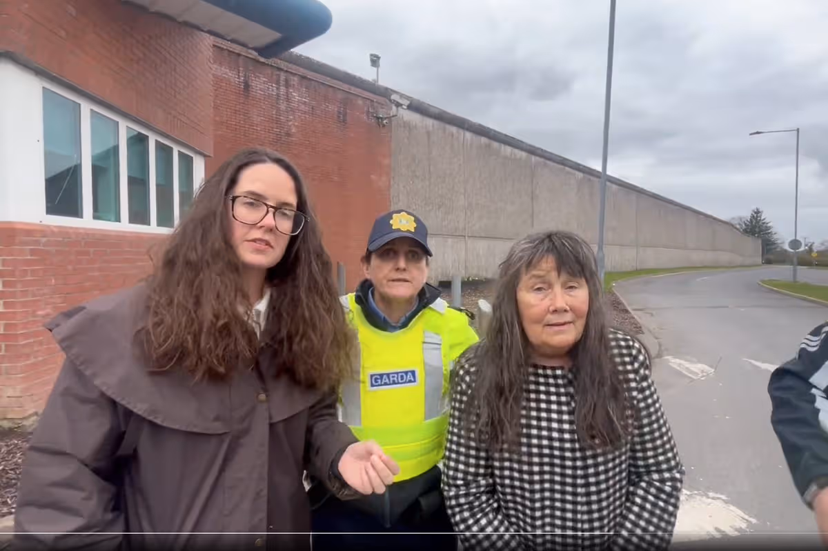 Mama și sora lui Enoch Burke, care se află în închisoare pentru refuzul de a folosi pronumele corect pentru un elev transgender, arestate